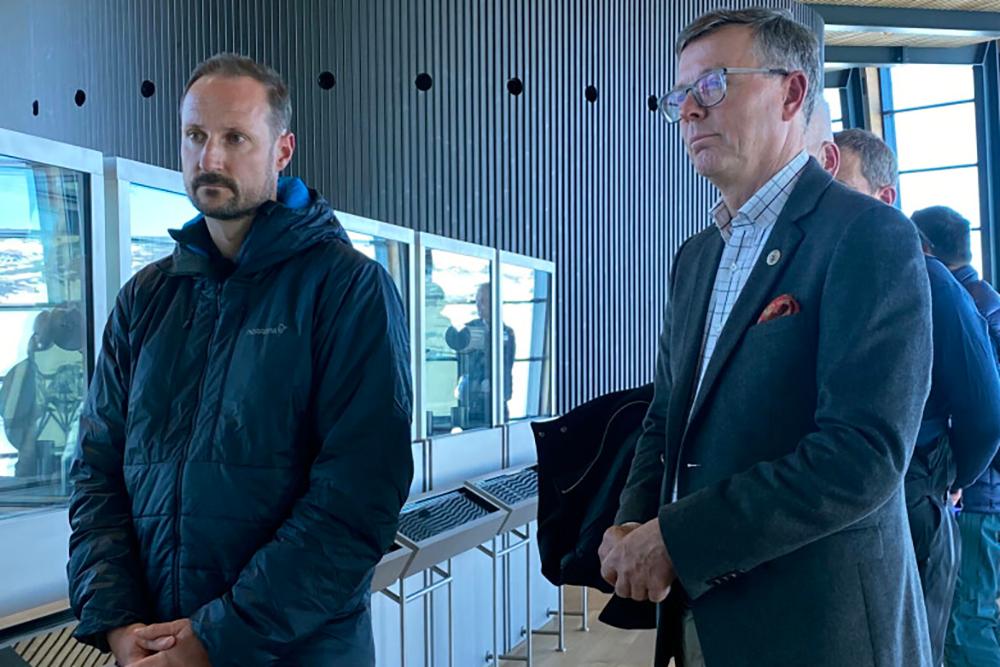 Kronprins Haakon og Dag Rune Olsen.jpg To personer står ved siden av hverandre.